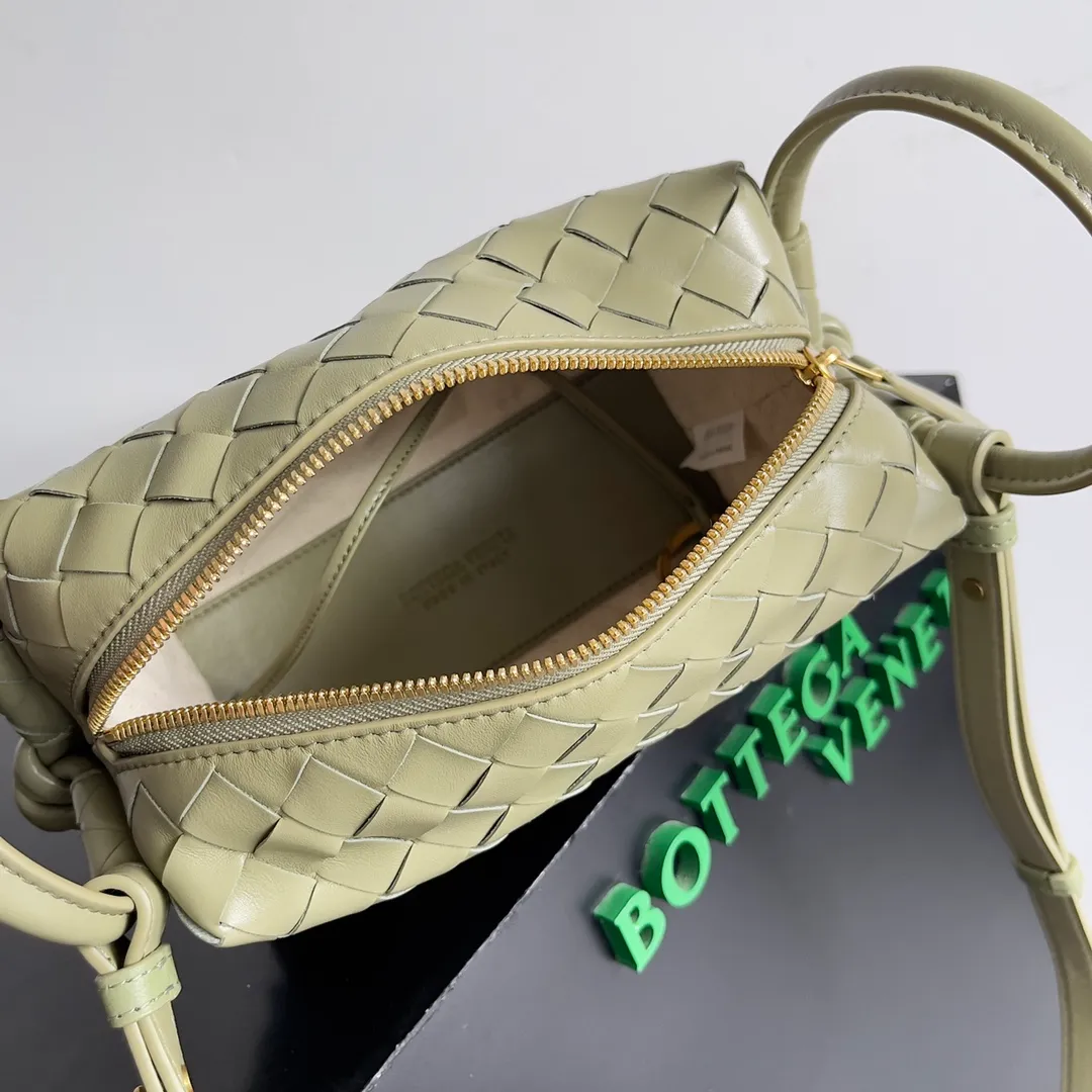 Batch 1360 BOTTEGA VENETA 2024 new loop is here! ! Many girls who like BV have owned the Loop bag. It has a simple appearance, classic weaving, and a compact and lightweight bag shape. This innovation continues the "camera bag" shape. Unlike the traditional Loop bag, which can only be worn as a crossbody bag, this innovation It can be carried by hand or cross-body, satisfying both the concave shape and daily needs. The oversized buckle can be folded and used as a handle. The sultry heat in summer ☀️ usually reduces people's desires. Having a lightweight bag will greatly enhance the happiness of traveling🫧 Style number: 796615 Size: 19*12*9cm